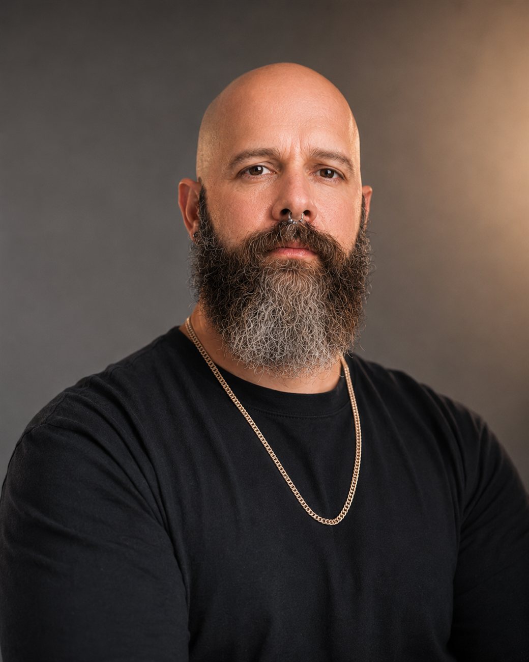 Gabriel Pires, tatuador, em retrato de estúdio